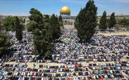 60 ألفا يؤدون الجمعة فى الأقصى رغم إجراءات الاحتلال