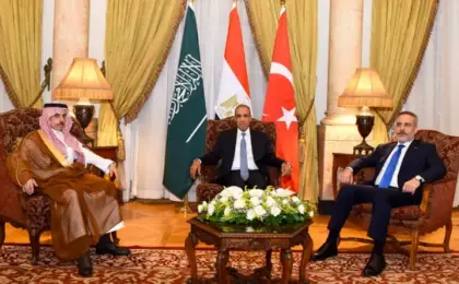 وزير الخارجية يعقد لقاءً ثلاثياً مع نظيريه السعودى والتركى لبحث التطورات الإقليمية