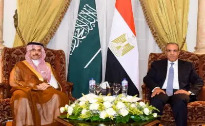 وزير الخارجية يبحث مع نظيره السعودى سبل تعزيز العلاقات الثنائية والتطورات الإقليمية