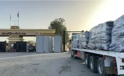 قافلة زاد العزة الـ 221 تدخل إلى الفلسطينيين فى قطاع غزة