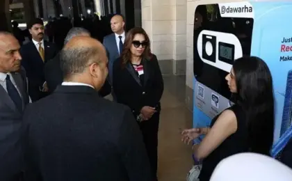 وزيرة التنمية المحلية والبيئة ورئيس شركة العاصمة يدشنان أول ثلاث ماكينات لاسترداد العبوات البلاستيكية والمعدنية