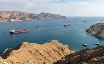 مسؤول بحرى: مضيق هرمز مفتوح حاليا عبر مسارين فقط
