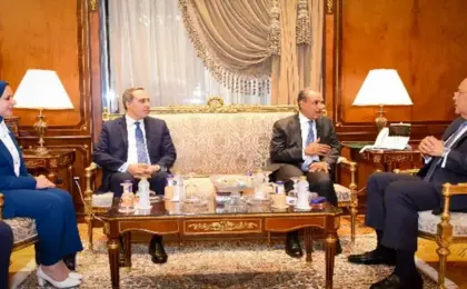 وزير الخارجية يعرب عن تقديره للتعاون والتنسيق الوثيق القائم بين الوزارة ومجلس النواب
