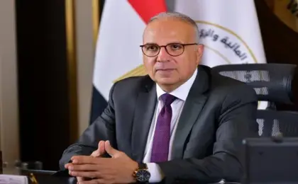 وزير الرى يتابع موقف غرق أحد الصنادل بمنطقة ميناء السد العالى شرق ببحيرة ناصر