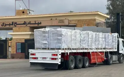قافلة زاد العزة الـ 225 تدخل قطاع غزة عبر معبر رفح حاملة اطنانًا من المساعدات الإنسانية