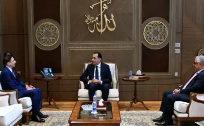 رئيس الوزراء يبحث تعزيز التعاون مع رئيس مجلس إدارة مجموعة موانئ دبي العالمية