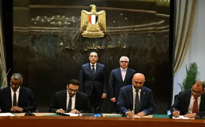 رئيس الوزراء يشهد توقيع 3 عقود لتقديم خدمات التخزين والتداول داخل المنطقة الاقتصادية لقناة السويس
