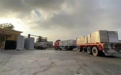 الهلال الأحمر : قافلة “زاد العزة” الـ 228 تحمل عدة أطنان من المساعدات الإنسانية لدعم الأشقاء الفلسطينيين