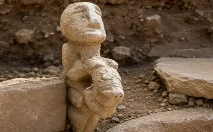 اكتشاف تمثال حجرى عمره 11 ألف عام لإنسان يمتطى نمراً فى تركيا