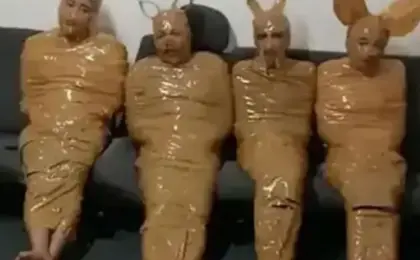 كمين محكم.. شاب إندونيسى وجيرانه يوقفون 4 لصوص ويحولونهم إلى شخصيات كرتونية حية