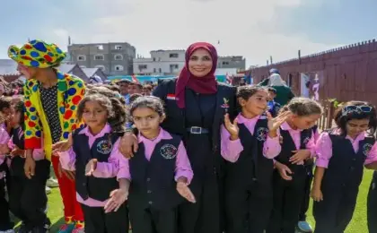 اللجنة المصرية بغزة تعيد أطفال القطاع لمقاعد الدراسة بـ 19 مدرسة