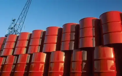 النفط يتراجع مع انحسار مخاوف الإمدادات السعودية لكنه يبقى فوق 100 دولار