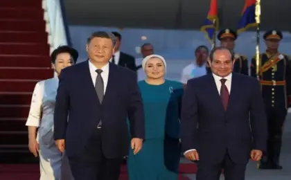بالفيديو .. الرئيس السيسي يستقبل نظيره الصيني شي جين بينج في مطار القاهرة