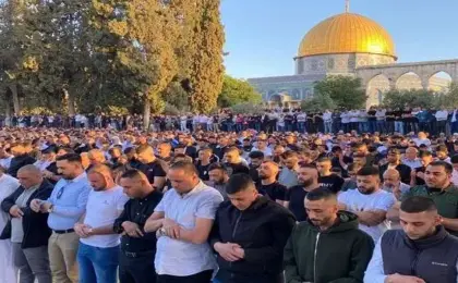 عشرات آلاف المصلين يؤدون الجمعة في الأقصى رغم تشديدات الاحتلال