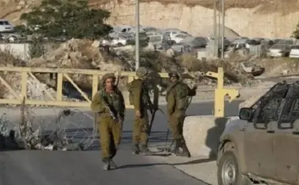 الاحتلال ينصب حاجزا عسكريا تحت جسر جنوب طولكرم ويعرقل حركة المرور