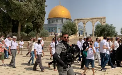 مستوطنون يقتحمون المسجد الأقصى بحراسة من شرطة الاحتلال