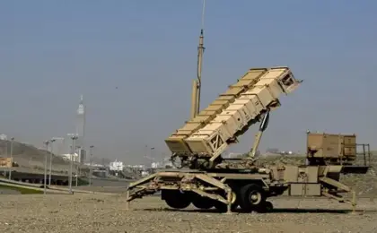 السعودية تشدّد على حق الدفاع عن أمنها وتدين محاولة استهداف الحوثي لـ”مكة”