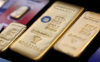 الذهب ينخفض وسط توقعات برفع الفائدة الأمريكية