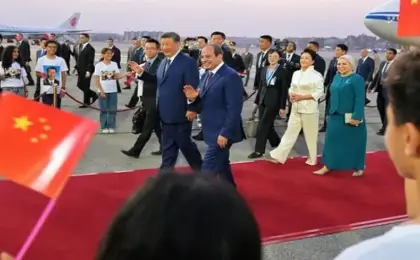 الرئيس السيسى والسيدة قرينته يودعان الرئيس الصينى وقرينته فى مطار القاهرة الدولى