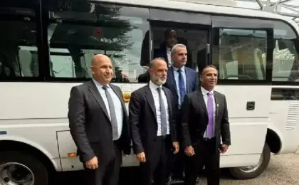 لبنان يتسلّم 20 حافلة جديدة من سلطنة عُمان لتعزيز النقل المشترك