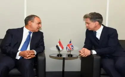 وزير الخارجية يناقش مع نظيره البريطاني تعزيز العلاقات الثنائية والتطورات الإقليمية