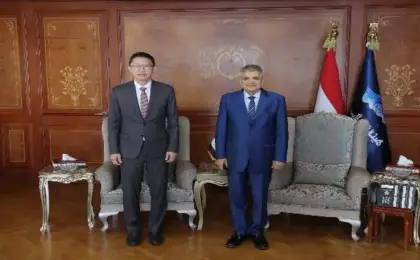 رئيس هيئة قناة السويس يبحث سبل التعاون مع النائب الثانى لرئيس مجلس النواب التايلاندى