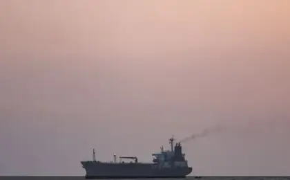 مصابان إثر هجوم على ناقلة أثناء عبورها مضيق هرمز