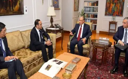 وزير الخارجية يبحث مع وزير الدولة السنغافورى للشئون الخارجية والداخلية دفع العلاقات الثنائية