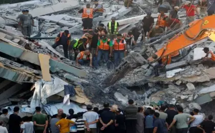 ارتفاع ضحايا انهيار بناية متصدعة في غزة تؤوى نازحين إلى 20 شهيدا  وعشرات المفقودين