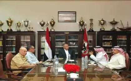 محمود الخطيب يستقبل رئيس الاتحاد العربى للكرة الطائرة بمقر النادي الأهلي بالجزيرة