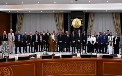 رئيس الوزراء يعقد مائدة مستديرة حول تطوير قطاع التعدين بمشاركة ممثلي كبريات الشركات والمؤسسات المحلية والعالمية