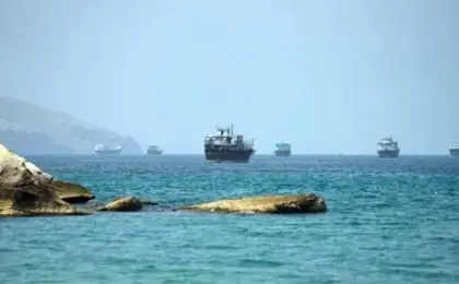 مصادر لرويترز: أمريكا وإيران تناقشان اتفاقا مرحليا لإعادة فتح مضيق هرمز