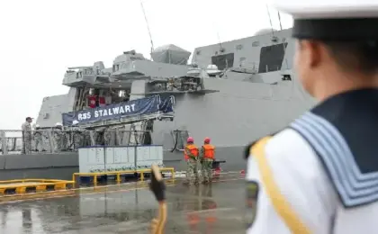 مناورة بحرية صينية سنغافورية تشمل تدريبات بالذخيرة الحية والبحث والإنقاذ