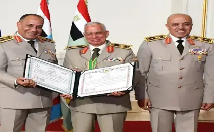 وزير الدفاع والإنتاج الحربى يكرم عدداً من القادة الذين أوفوا العطاء بالقوات المسلحة