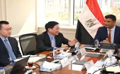 وزير الصناعة يبحث مع مجموعة كينجدوم الصينية لخيوط الكتان موقف مصنعها الجارى إنشاؤه فى مصر