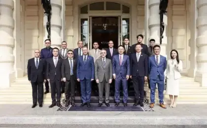 وزير العدل يتفقد التقنيات الذكية المُزمَع تطبيقها بـ«مدينة العدالة» بمقر شركة هواوى بالصين