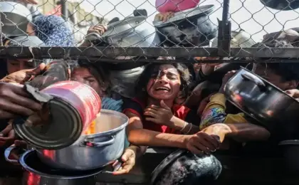 مفوض “أونروا” يطالب إسرائيل بالمرونة فى إدخال المعدات والمؤن لقطاع غزة