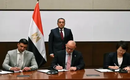 رئيس الوزراء يشهد توقيع مذكرة تفاهم لإقامة قاعدة لتخطيط وإنشاء مصانع السيارات ووسائل النقل المختلفة فى مصر