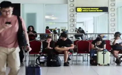 إندونيسيا تعيد فتح 5 مطارات أغلقت بسبب رماد بركان أناك كراكاتو
