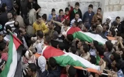 استشهاد فلسطينيين اثنين بينهم طفل فى قصف إسرائيلى على مركبة غرب غزة