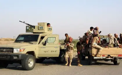 الجيش اليمنى يخوض معارك ضارية ضد الحوثيين وسط نزوح أكثر من 122 ألف شخص