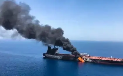 هيئة بحرية بريطانية: إصابة ناقلة بمقذوف مجهول داخل مضيق هرمز واندلاع حريق