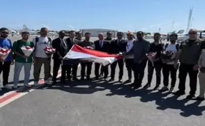بالصور.. وصول البحارة المصريين إلى مقديشيو تمهيدًا لسفرهم إلى القاهرة برفقه السفير المصري