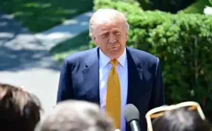 ترامب: نقلنا قاذفات من بريطانيا بسبب تهديد مرتبط بإيران