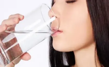 كيف يفيد شرب الماء بعد وجبة العشاء صحة الكلى؟