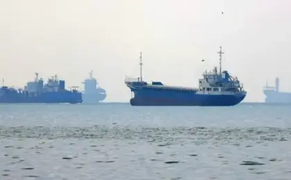 مقذوف مجهول يصيب ناقلة فى هرمز والطاقم دون إصابات